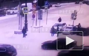 В Петербурге сотрудники ДПС в наручниках отвезли в отдел переходившую на красный девушку