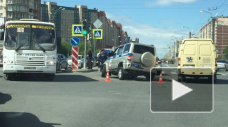 Девушка на легковушке протаранила полицейский "УАЗ" на Комендантском проспекте