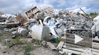 В ЖК "Невские паруса" жильцы страдают от мусорных развалов