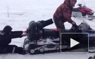 Видео: Мужчину "засосал" в себя снегоход