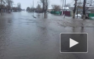 Талые воды затопили проспект Маршала Блюхера