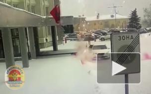 Машину спикера горсовета Красноярска обстреляли из фейрверка