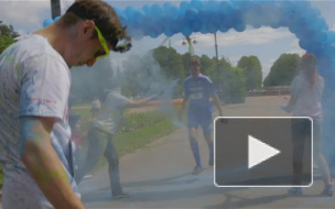 На "Красочном буууме" петербургские бегуны попали под разноцветный дождь