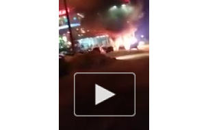 Очевидец снял как горят на стоянки автомобили в Казани