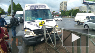 Страшные новости из Петербурга: маршрутка с людьми протаранила забор на Народной