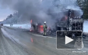 В Свердловской области на трассе загорелся автобус