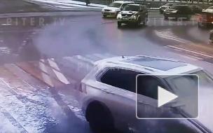 Видео: иномарка влетела в припаркованное авто на повороте на Английском проспекте