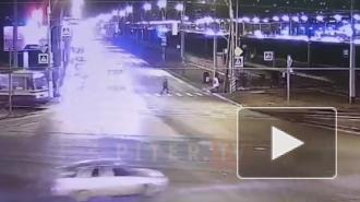 Видео: ДТП на перекрестке улицы Маршала Жукова и Петергофского шоссе 