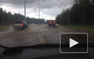 Петербург снова накрыла стихия: дождь и град топит север, люди заметили смерч