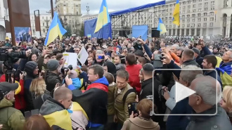 У офиса президента Украины – митинг против разведения сил в Донбассе