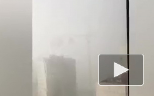 В Казани башенный кран рухнул на жилой дом