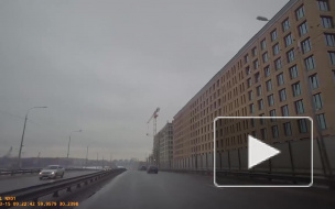 Видео: На набережной Макарова упавший с крана груз угодил в BMW