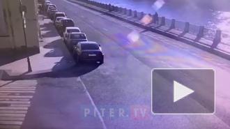 Джип и машина такси вылетели на тротуар на углу Гангутской и Фонтанки 