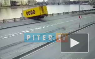 В центре Петербурга водитель погиб при падении фуры в Неву