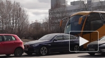 Еще одно ДТП с дорогим авто: на углу Типанова и Космонавтов столкнулись "БМВ" и огромный автобус