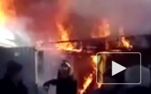 Появилось видео страшного пожара в Екатеринбурге, на тушение которого выехало 12 спасательных машин