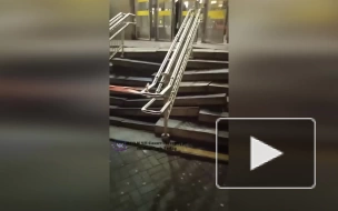 Станцию метро "Сенная" закрыли на вход из-за повреждения ступеней стилобата