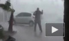 Видео: урагану «Сэнди» бросает вызов отчаянный житель Нью-Йорка