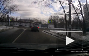 Девушка поворачивает налево.