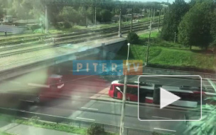 На Волковском проспекте трамваи остановились: пассажиров высаживают из вагонов