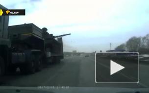 В Новосибирской области музейный танк вспорол прицеп фуры