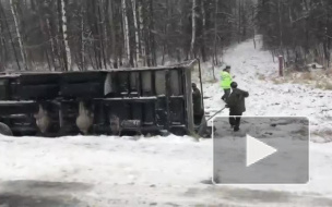 Видео из Подмосковья: На Киевском шоссе перевернулся военный грузовик