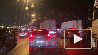 На КАД столкнулись большегруз и два седана