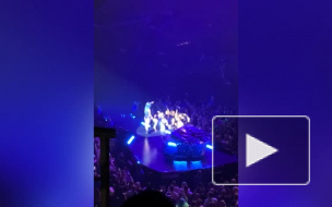 Леди Гага запрыгнула на фаната и рухнула с ним со сцены