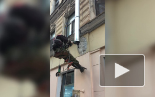 В Петербурге ради установки водосточной трубы продырявили старинный барельеф ангела