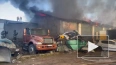 В Солнечногорске тушат пожар в автосервисе