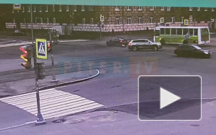Легковушке снесло колесо после удара кроссовера на Кронштадской улице