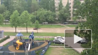 Петербуржцы сняли на видео как по затопленной улице Маршала Захарова плывет машина