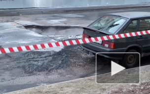 На Подъездном переулке под землей прорвало трубу