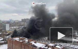 Сильный пожар охватил автосервис на севере Москвы