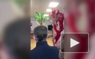 Чиновницы из Ленобласти поздравили коллег-мужчин танцем в трусах и перьях