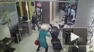 Башкирия: озверевшая женщина с ножом напала на салон красоты