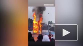 В Музее стрит-арта сожгли огромную надпись "ВСЁ" в честь Масленицы