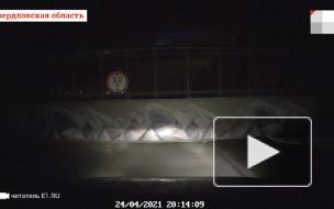 В Екатеринбурге в результате ДТП обрушился пешеходный мост