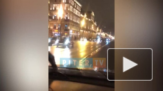 Видео: на Невском произошел тройничок с участием "делимобиля"