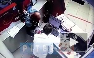Кража в салоне связи на проспекте Испытателей попала на видео