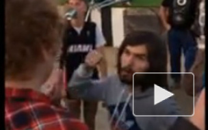 На фестивале Versus рэпер Noize MC полез с кулаками на блогера Юрия Хованского