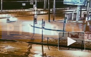 Момент ночной аварии на проспекте Большевиков попал на видео