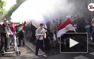 В Париже против демонстрантов применили водометы и слезоточивый газ