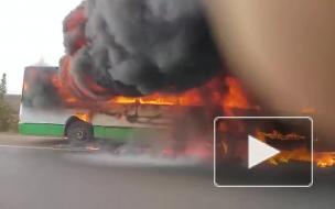 Полыхающий автобус в Ярославле попал на видео 