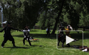 Рыцари дрались, танцевали и женились в Петергофе