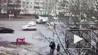 Видео: "Шкода" столкнулась с такси на перекрестке Энгельса и Асафьева