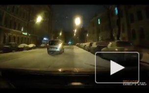 Видео: Из Карповки доставали рухнувшее туда авто