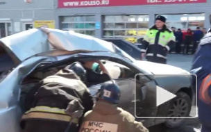 Жуткое видео из Новосибирска: дорогу не поделили два автомобиля