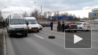 В Стрельне на полном ходу у маршрутки отвалились два колеса, движение было парализовано