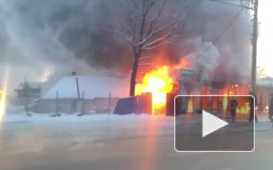 На Выборгском шоссе загорелся торговый павильон и жилой дом